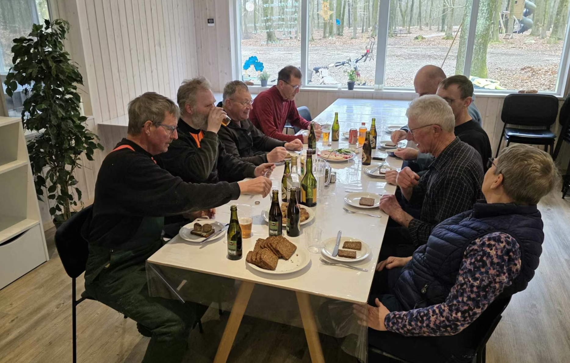 Frivillige spiser frokost sammen